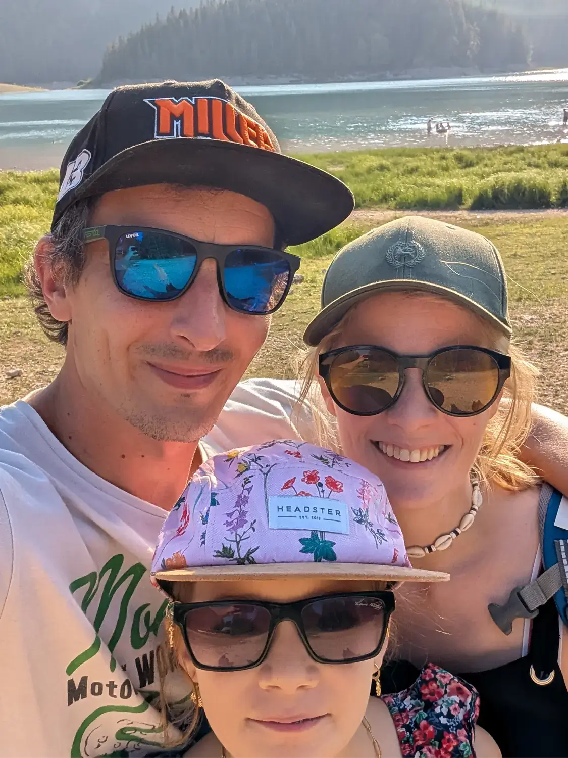 Fondateurs de V-Closion devant un lac